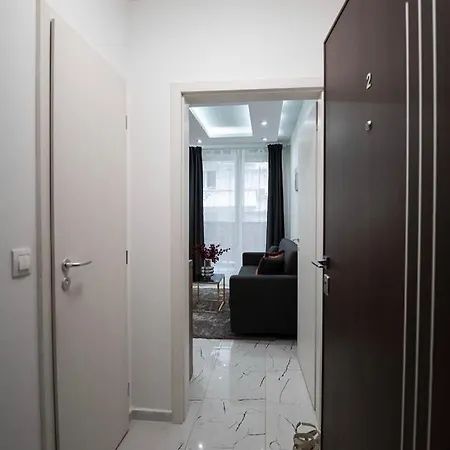 & Free Parking Апартамент