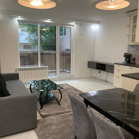 & Free Parking Апартамент *