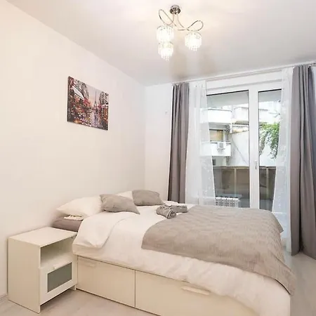 & Free Parking アパート